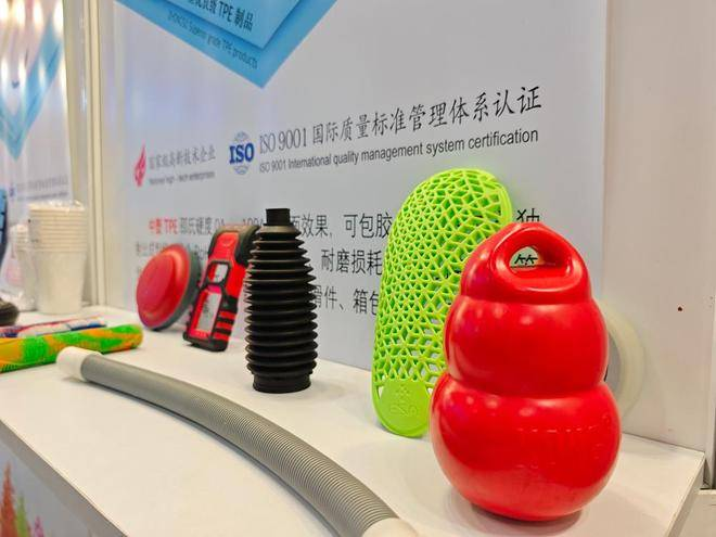 Zhongsu Wang TPE | Les équipements sportifs TPE de Zhongsu Wang sont-ils résistants à l'huile et aux taches ?